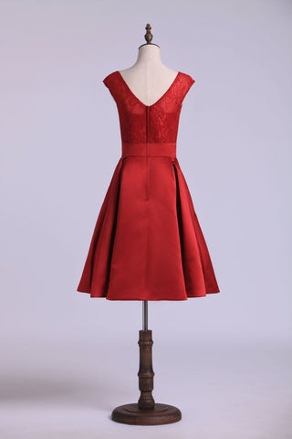 2024 vestidos de dama de honor Bateau una línea de la rodilla-longitud de encaje y satén con flor hecha a mano