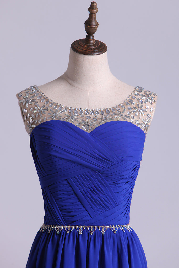 2022 Scoop Vestidos de baile una línea plisados blusa de gasa con perlas oscuro azul real