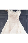 2024 Vestidos de novia de una línea de tul con volantes y flores hechas a mano