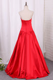 2022 Asymmetrical vestidos de fiesta V cuello rojo satinado