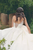 Una línea de correas vestidos de novia de tul con apliques de encaje hasta la espalda