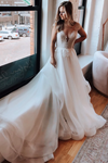 Vestido de novia de tren con capilla y mangas abiertas con apliques