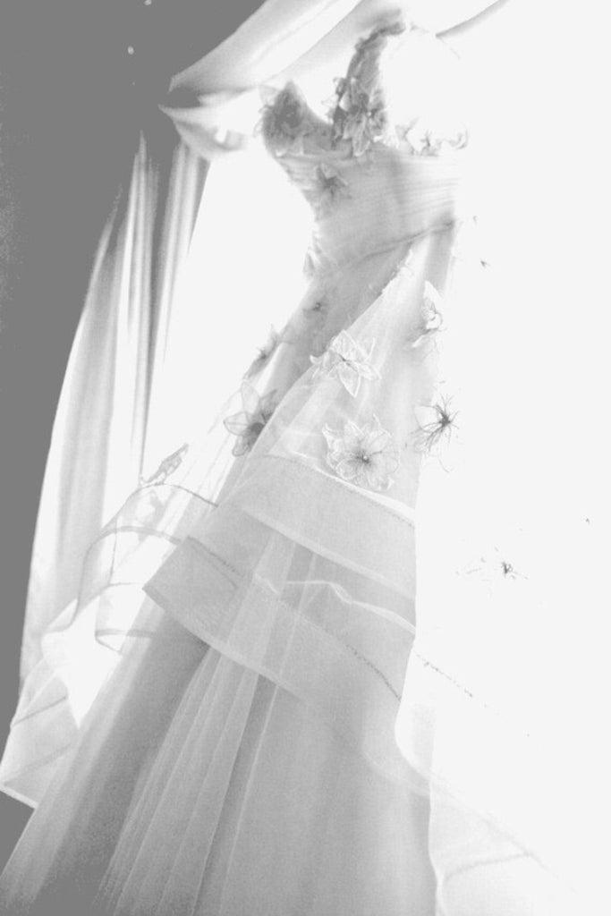 2024 Vestidos de novia de una línea de tul con volantes y flores hechas a mano