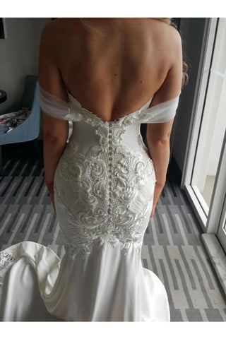 Vestido de novia de sirena con apliques de encaje y hombros descubiertos con perlas