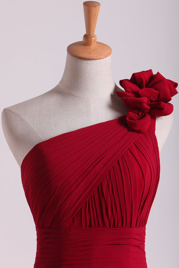 2022 de un hombro vestidos de dama de gasa con flores hechas a mano Burdeos / Castaño