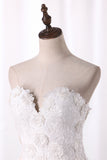 2024 Una línea de organza vestidos de novia cariño con flores hechas a mano