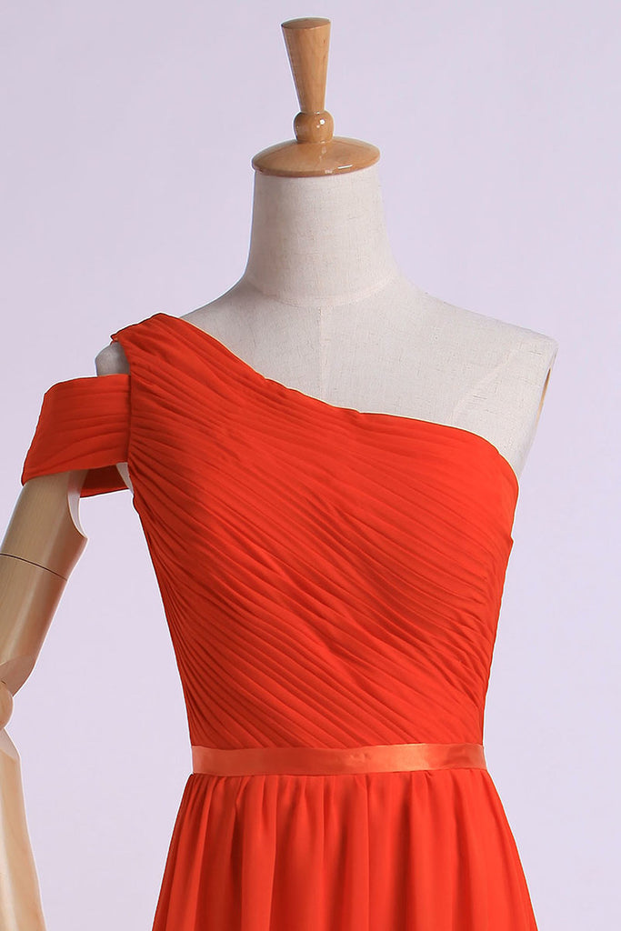2024 de un hombro vestidos de dama de una línea de gasa blusa acanalada