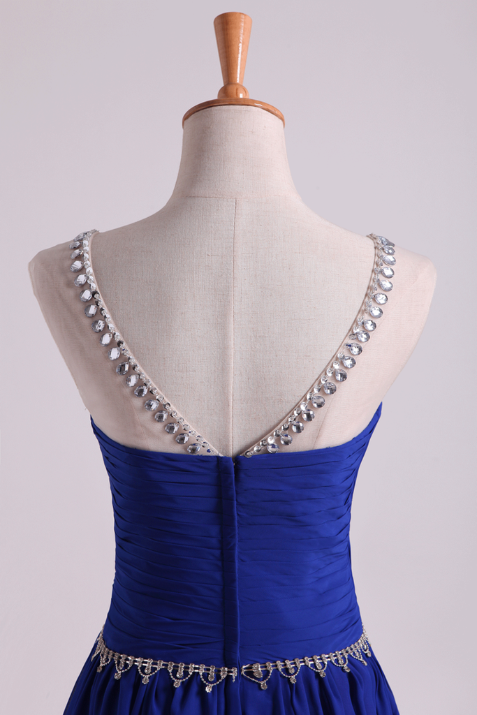 2024 Scoop Vestidos de baile una línea plisados blusa de gasa con perlas oscuro azul real