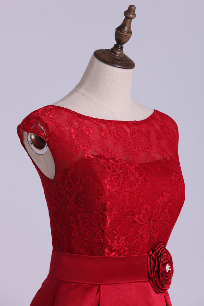 2022 vestidos de dama de honor Bateau una línea de la rodilla-longitud de encaje y satén con flor hecha a mano