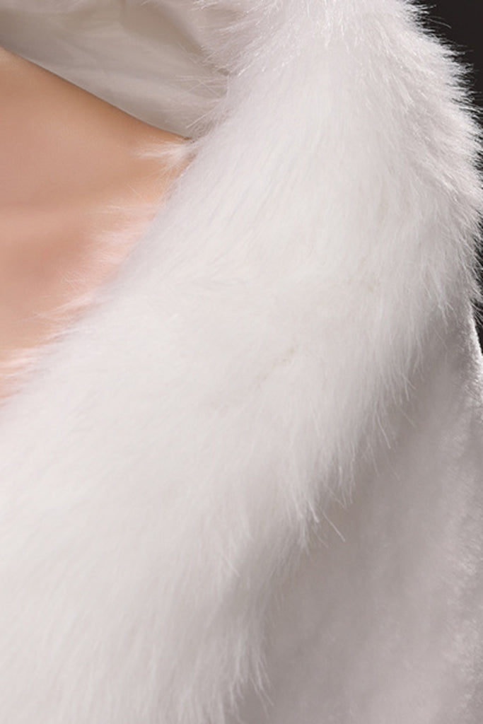 Bastante blanca piel de imitación del abrigo de la boda